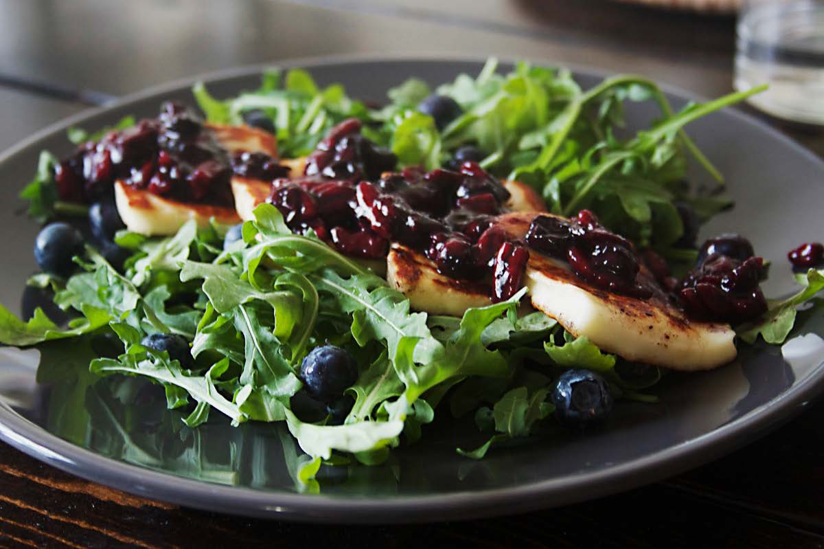 PUREÉ lesná čučoriedka with grilled halloumi